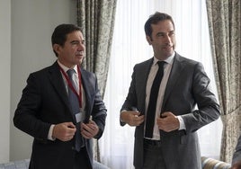 El ministro de Economía, Carlos Cuerpo, con el presidente de BBVA, Carlos Torres, en un foro financiero en 2024.