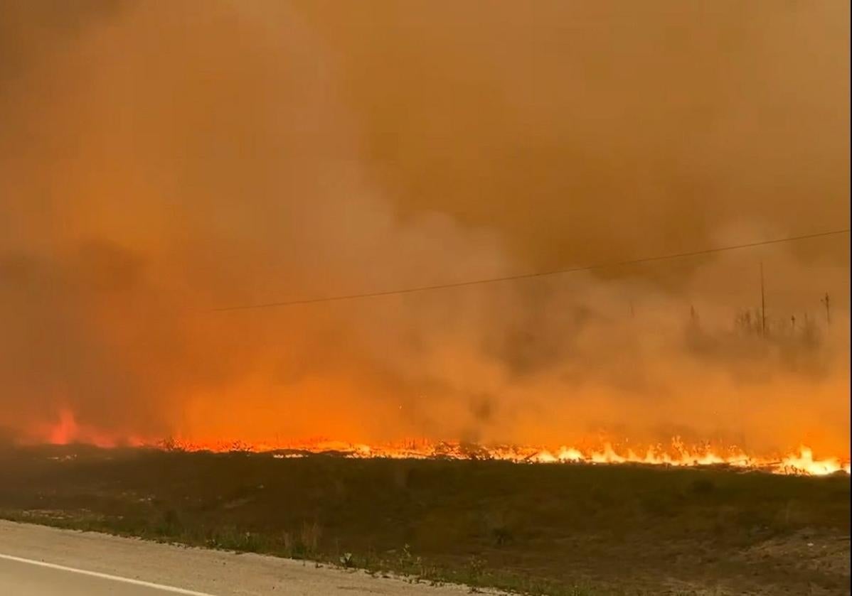 Imagen principal - El humo de los devastadores incendios de Canadá llega a España