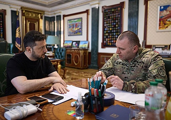 Maliuk informa al presidente ucraniano, Volodímir Zelenski, de la 'Operación Telaraña'.