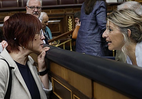 La portavoz de Compromís, Águeda Micó, habla con Yolanda Díaz antes de la sesión de control al Gobierno de la semana pasada.