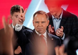 Karol Nawrocki celebra su victoria.