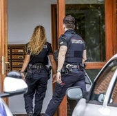 Dos ertzainas acceden a uno de los pisos de Vitoria donde se ha producido la operación.