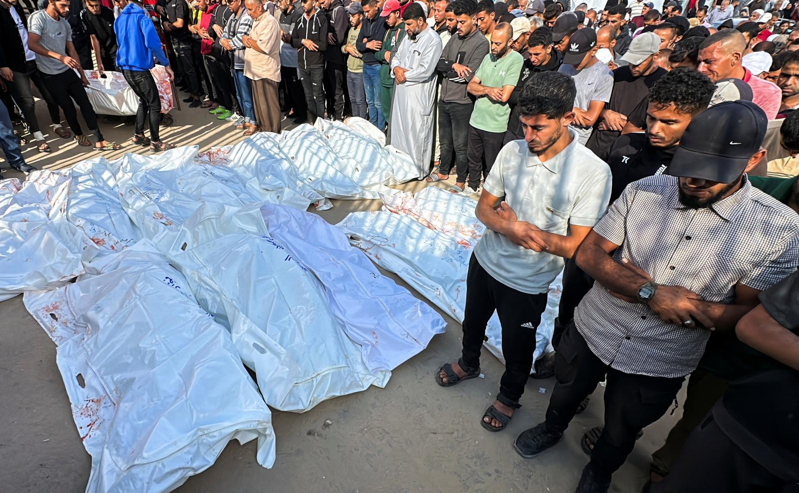 Los cuerpos de varios civiles asesinados durante el reparto de comida, alineados en Rafah antes de ser enterrados.