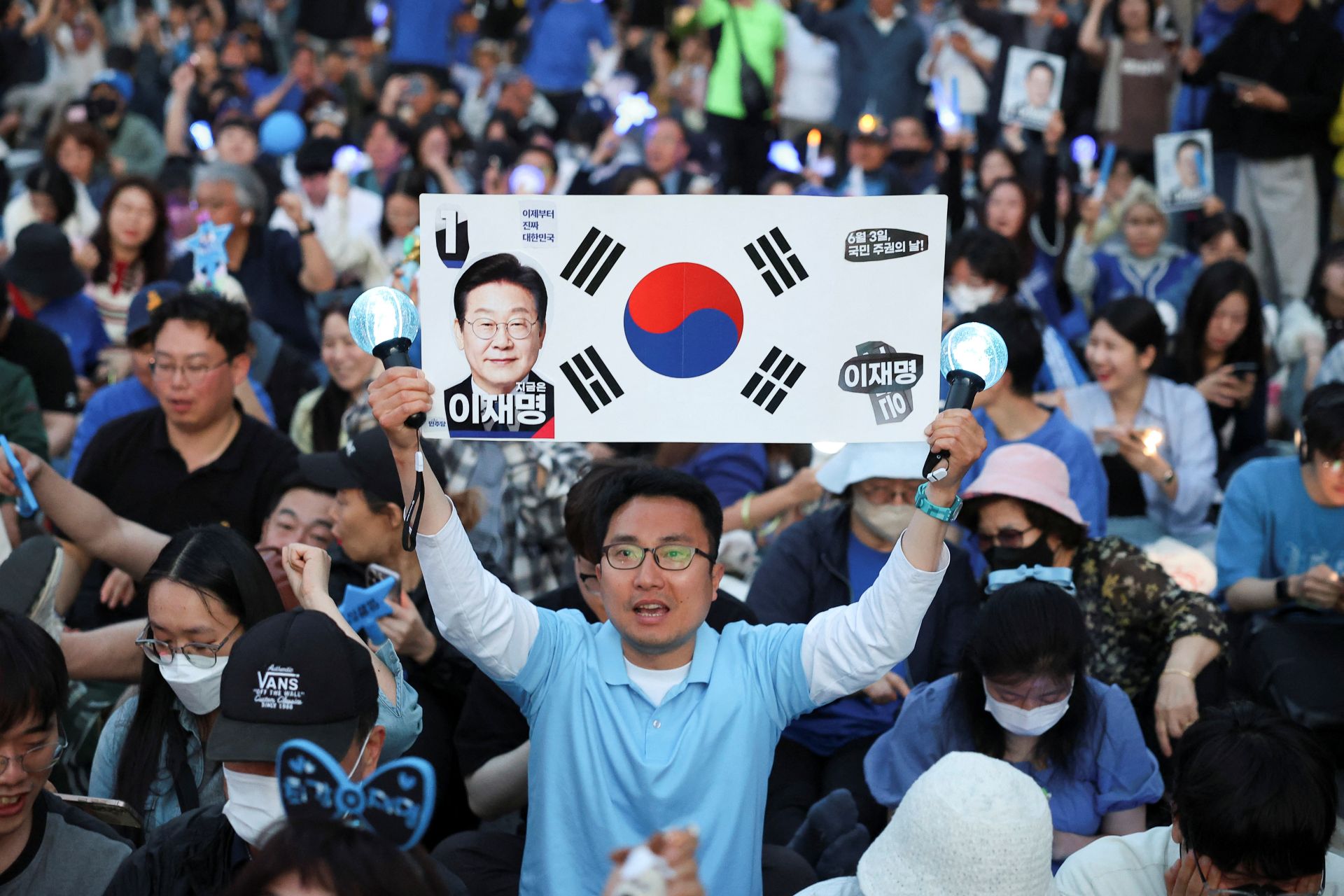 Los partidarios de Lee Jae-myung, candidato del Partido Democrático, celebran los sondeos a pie de urna.