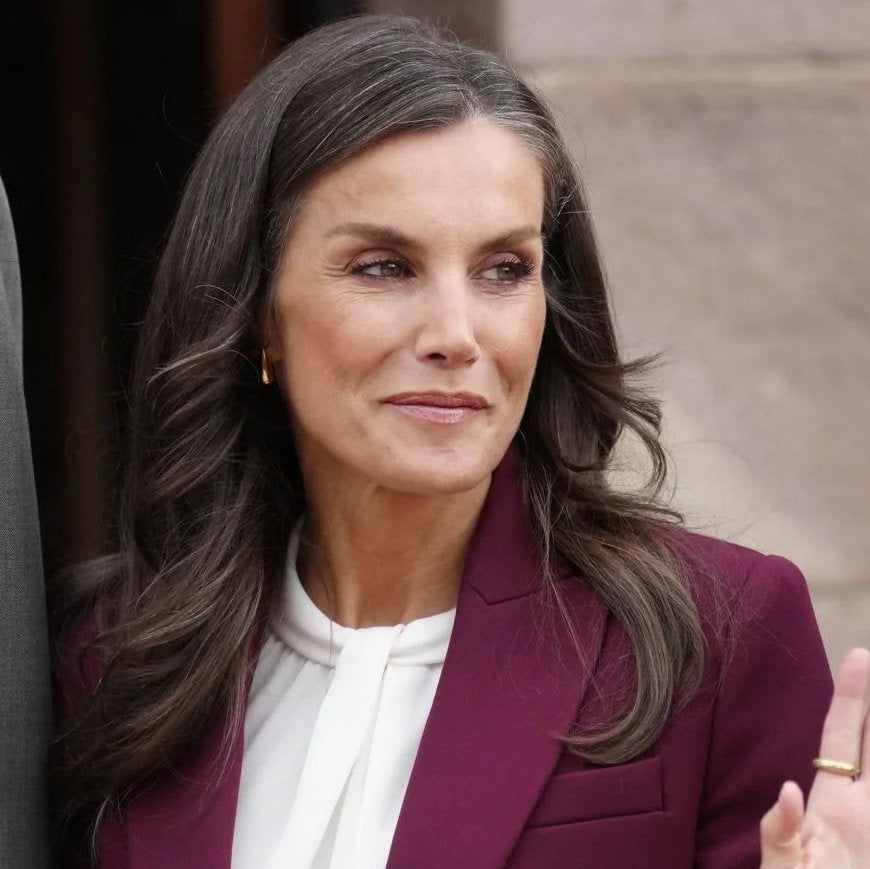La reina Letizia arrasa en Brañosera con su traje favorito made in Spain: en color granate y muy favorecedor