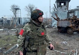 Un soldado ruso patrulla por un barrio de la región de Kursk.