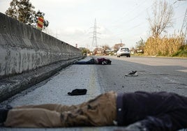 Cadáveres en una cuneta de una carretera siria.