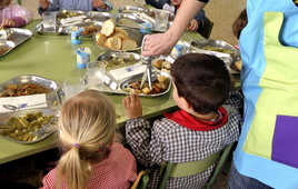 Dos alumnos en el comedor del colegio