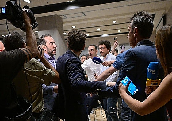 Víctor de Aldama irrumpe en la rueda de prensa de Leire Díez