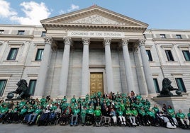 Enfermos de ELA y familiares posan a las puertas del Congreso el pasado 10 de octubre, cuando se aprobó la ley.