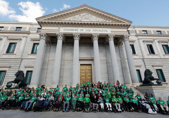 Enfermos de ELA y familiares posan a las puertas del Congreso el pasado 10 de octubre, cuando se aprobó la ley.