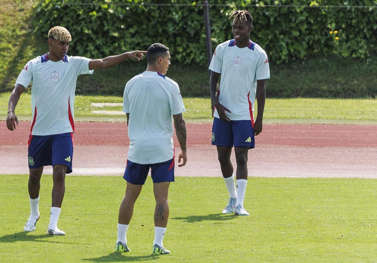 Lamine Yamal and Nico Williams, alongside Pedro Porro during a Spain training session.