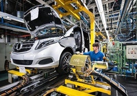 Cadena de montaje de la fábrica de Mercedes Benz de Vitoria.