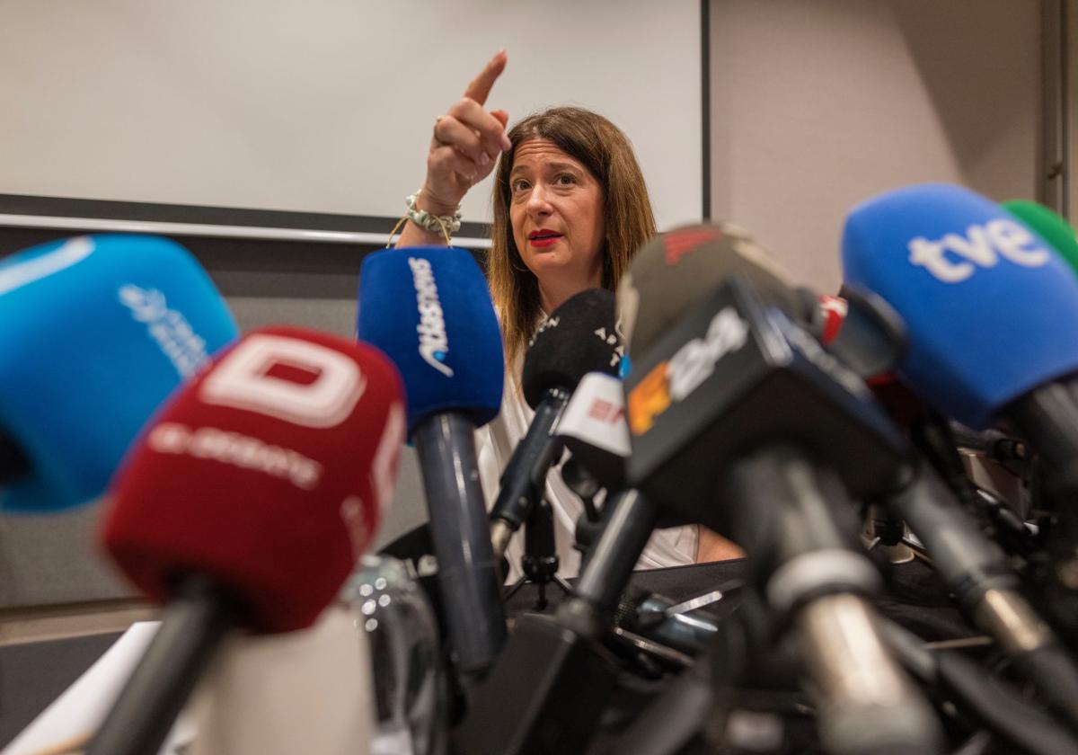 En directo: la Policía se persona por el tumulto en la comparecencia de Leire Díez