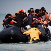 Imagen de archivo de un grupo de migrantes que intenta cruzar el Canal de la Mancha para llegar al Reino Unido.