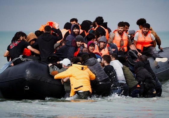 Imagen de archivo de un grupo de migrantes que intenta cruzar el Canal de la Mancha para llegar al Reino Unido.