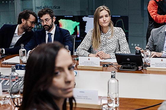 Beatriz Corredor y Sara Aagesen en una de los comités de crisis por el apagón del 28 de abril.