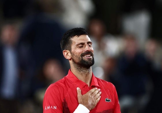 El tenista serbio Novak Djokovic muestra su satisfacción tras clasificarse este miércoles para semifinales de Roland Garros.