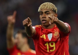 Lamine Yamal celebra uno de sus goles ante Francia en Stuttgart.