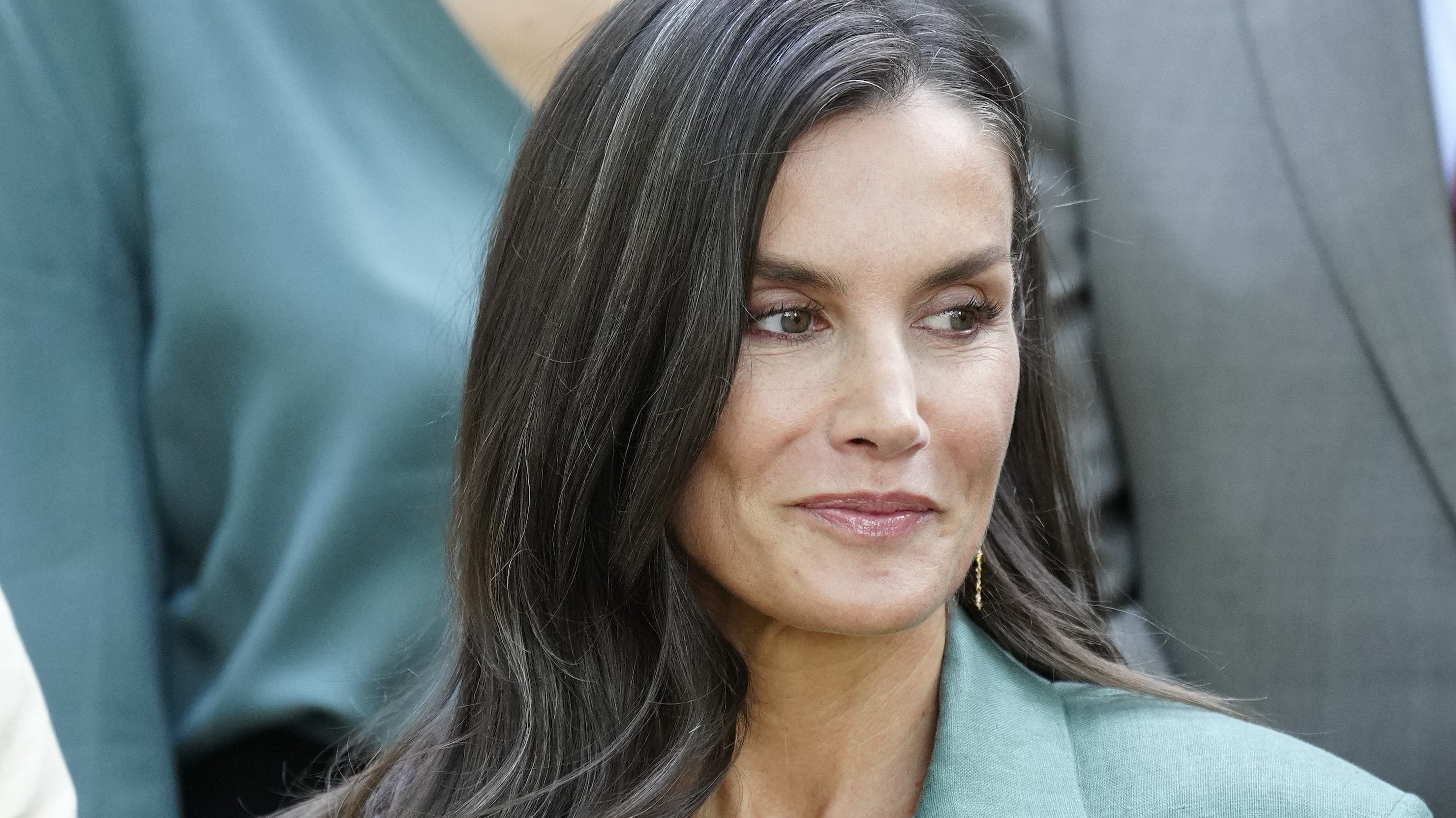 La reina Letizia cambia de silueta: estrena un traje ancho de Mango de lino con los zapatos favoritos de las francesas