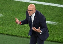 Luis de la Fuente instruye a sus jugadores en Stuttgart.