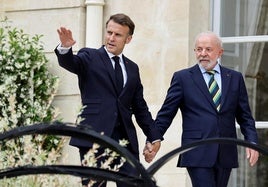 El presidente francés, Emmanuel Macron, y su homólogo brasileño, Luiz Inácio da Silva, de la mano por los jardines del Elíseo.