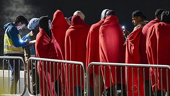 El Supremo amenaza con multar al Gobierno si no toma medidas para acoger a mil menores migrantes en Canarias