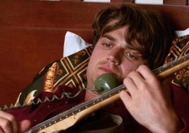 Joe Keery da vida a Malkmus en el ficticio biopic de la banda.
