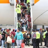 Decenas de venezolanos desembarcan en Caracas en uno de los vuelos para deportados de Estados Unidos.