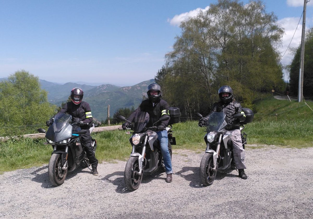 Participants Miguel Ángel, Peter, and Víctor on their Zeros
