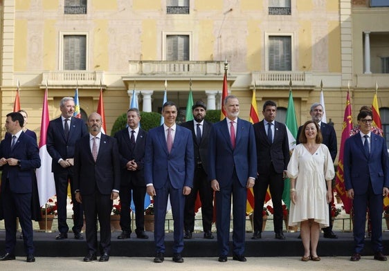 Pedro Sänchez junto al Rey, en el posado de la Conferencia de Presidentes .