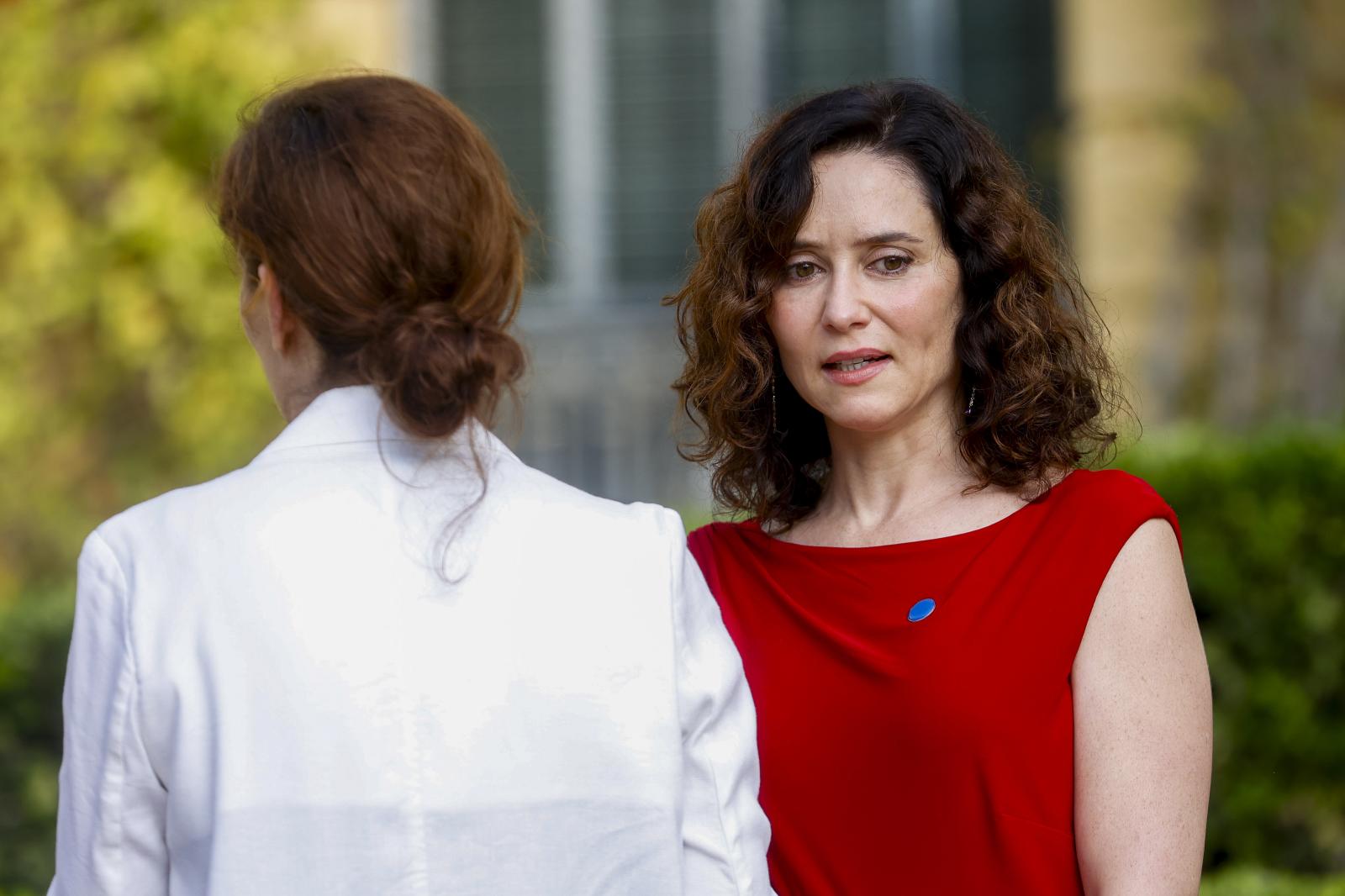 La presidenta del Gobierno madrileño, Isabel Díaz Ayuso, y la ministra de Sanidad, Mónica García.