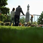 Dos personas visitan un monumento improvisado en Boulder, días después del ataque.