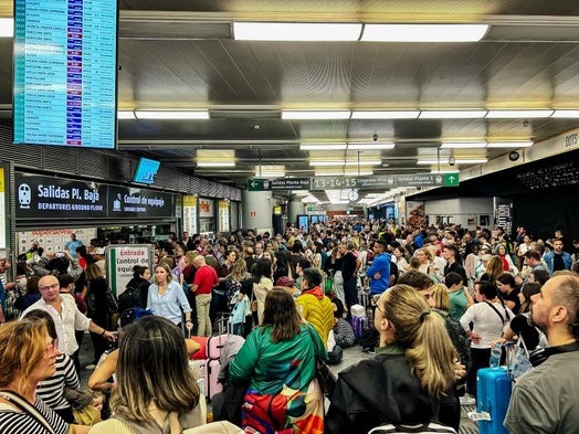 Chamartín, colapsada tras el descarrilamiento de un tren en el túnel que conecta esta estación con Atocha.