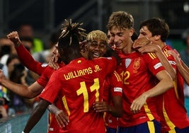 Lamine Yamal celebra junto a sus compañeros el primero de sus dos goles a Francia.