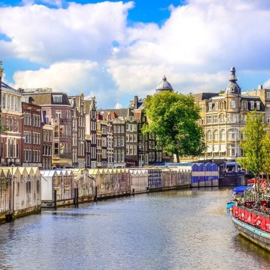 El mercado de flores más espectacular de Europa tiene más de 150 años y flota sobre un canal precioso