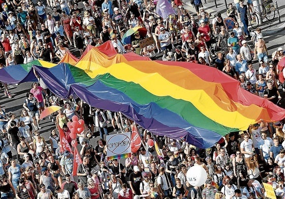 La Marcha del Orgullo LGTBI recorre las calles de Budapest en 2019.