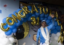 El alpinista Kami Rita celebra su ascenso 31 al Everest, nuevo récord mundial, en Katmandú, Nepal.