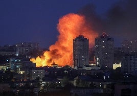 El masivo ataque ruso contra Kiev en la madrugada de ayer provocó varios incendios en la ciudad.