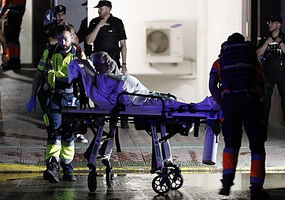 Uno de los heridos es trasladado desde la residencia