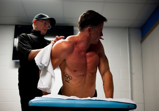 Una sesión de fisioterapia y control físico en el centro de entrenamiento de Enhanced Games.