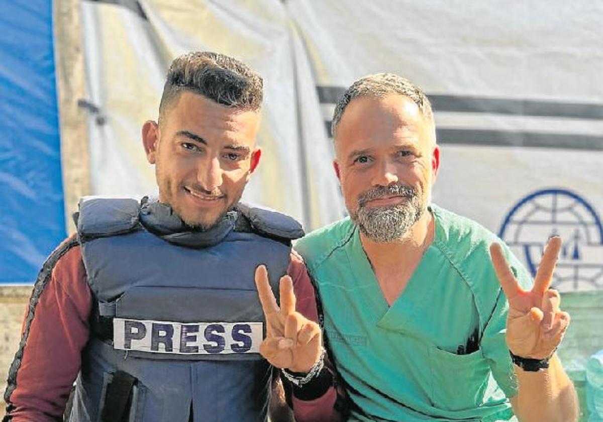 El anestesista español Raúl Incertis con el periodista gazatí Bader Tabash.