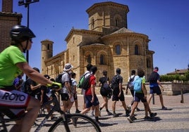 Un grupo de jóvenes, de turismo.