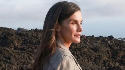 La reina Letizia rescata su chaqueta sahariana favorita en La Palma: de lino y perfecta para las noches de verano