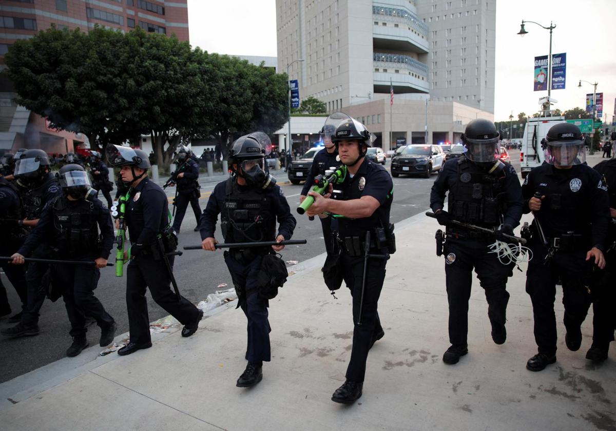 La Policía de Los Ángeles carga contra los manifestantes.