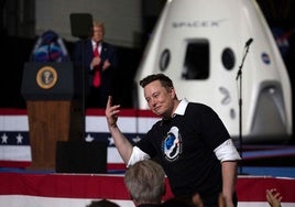Elon Musk es felicitado por el presidente estadounidense, Donald Trump, tras el exitoso lanzamiento de un cohete de SpaceX hace unos meses.