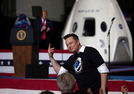 Elon Musk es felicitado por el presidente estadounidense, Donald Trump, tras el exitoso lanzamiento de un cohete de SpaceX hace unos meses.