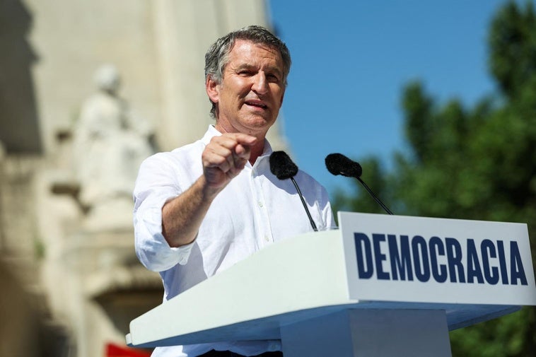 Feijóo reta a Sánchez a «rendirse a la democracia» y convocar elecciones ya
