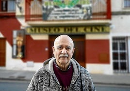 Carlos Jiménez posa a las puertas del museo dedicado al desarrollo técnico del séptimo arte.