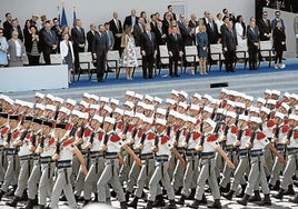 Trump quedó fascinado por los fastos del Desfile del Día de la Bastilla.